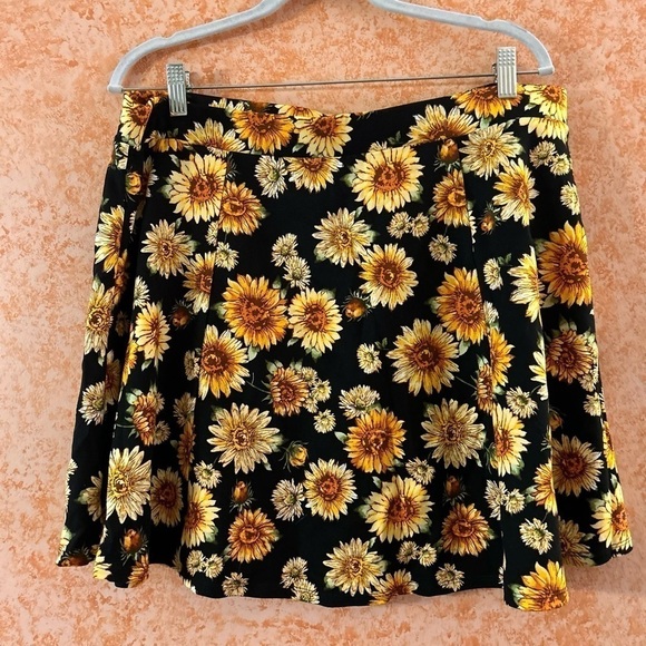 šSALEšFOREVER 21 Sunflower Skater Mini Skirt size 2X - Picture 3 of 8